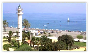 Faro y playa en Torre del Mar